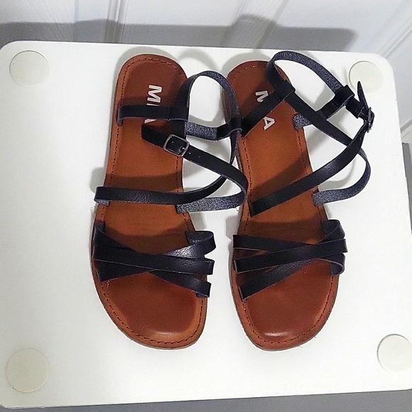 Mia strappy sandal - Picture 2 of 7